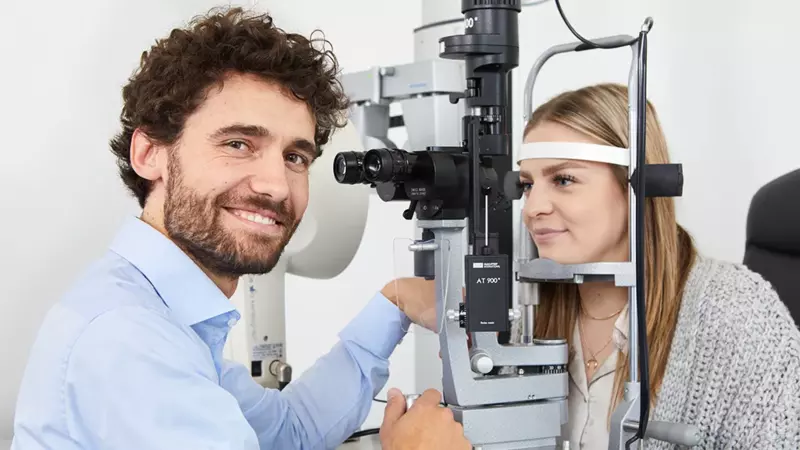 Untersuchungssituation für Augenlaserbehandlung